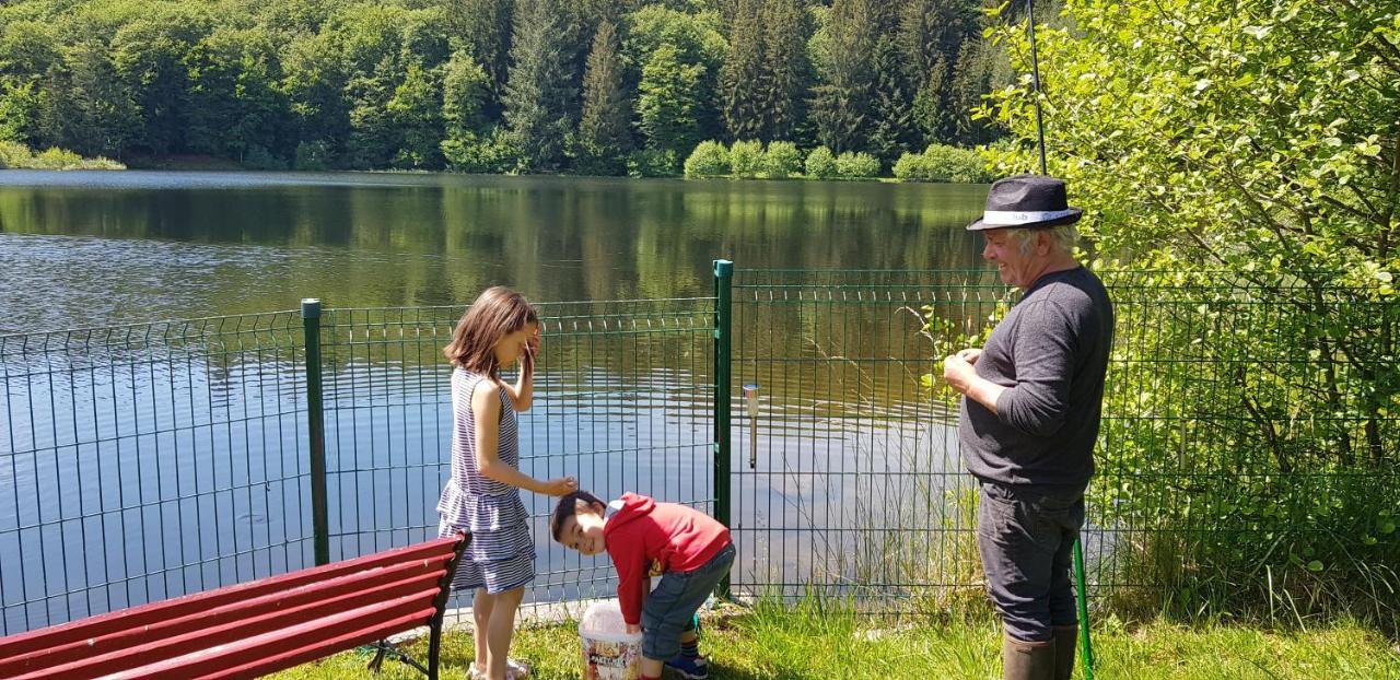 Le Lac Des Moines Hotel Condat  Bagian luar foto