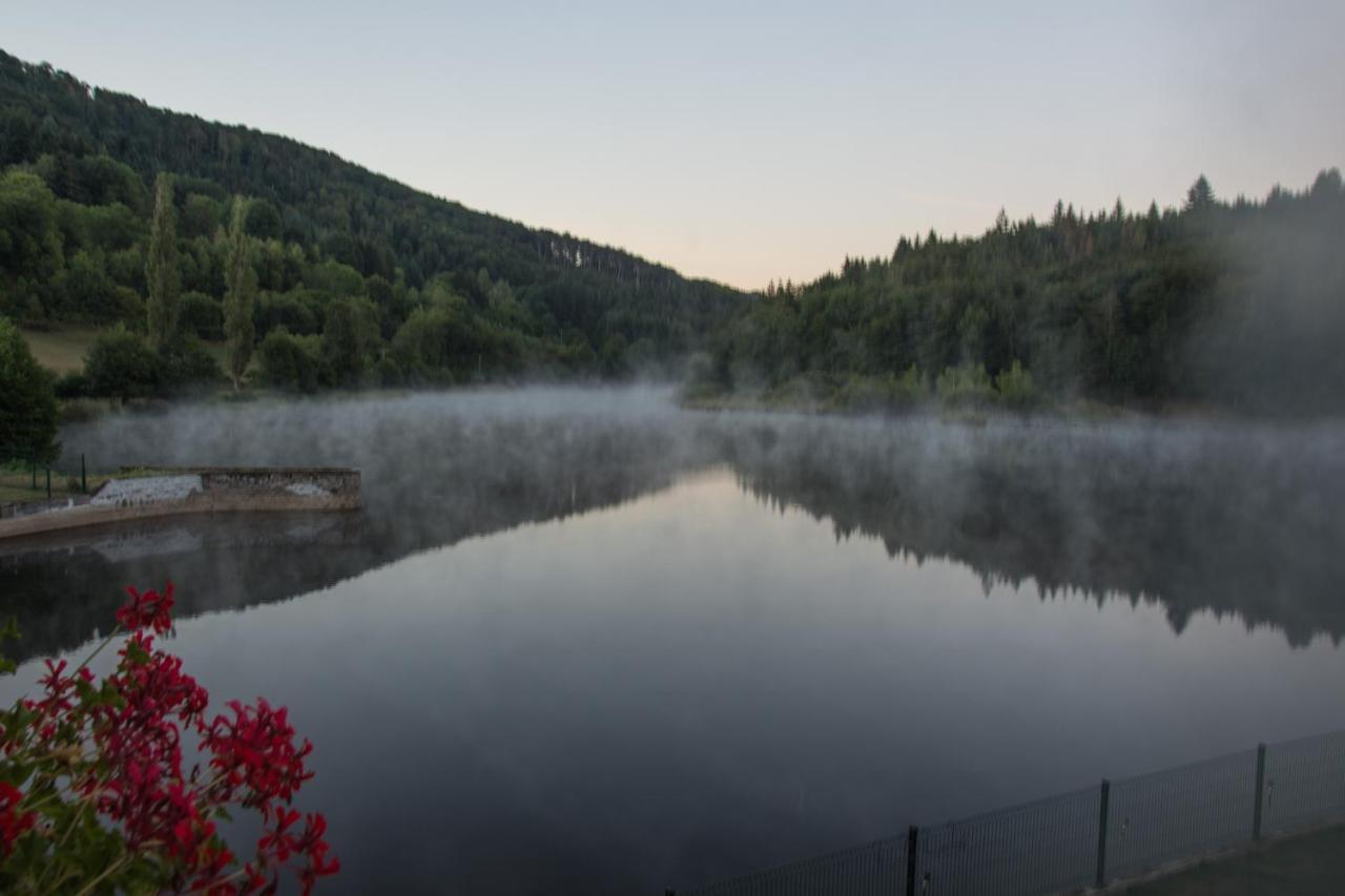 Le Lac Des Moines Hotel Condat  Bagian luar foto