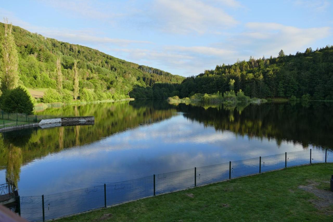 Le Lac Des Moines Hotel Condat  Bagian luar foto