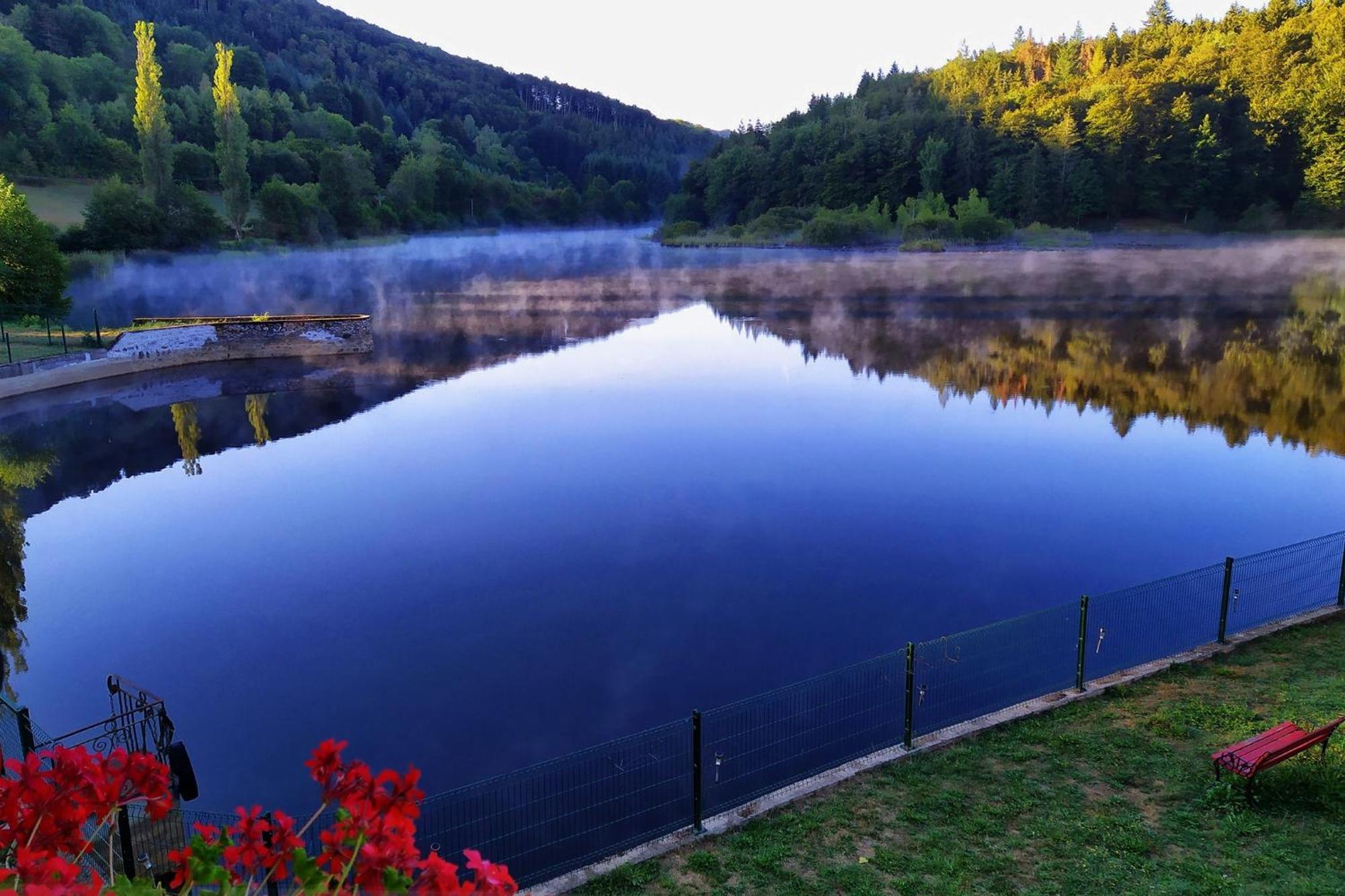 Le Lac Des Moines Hotel Condat  Bagian luar foto