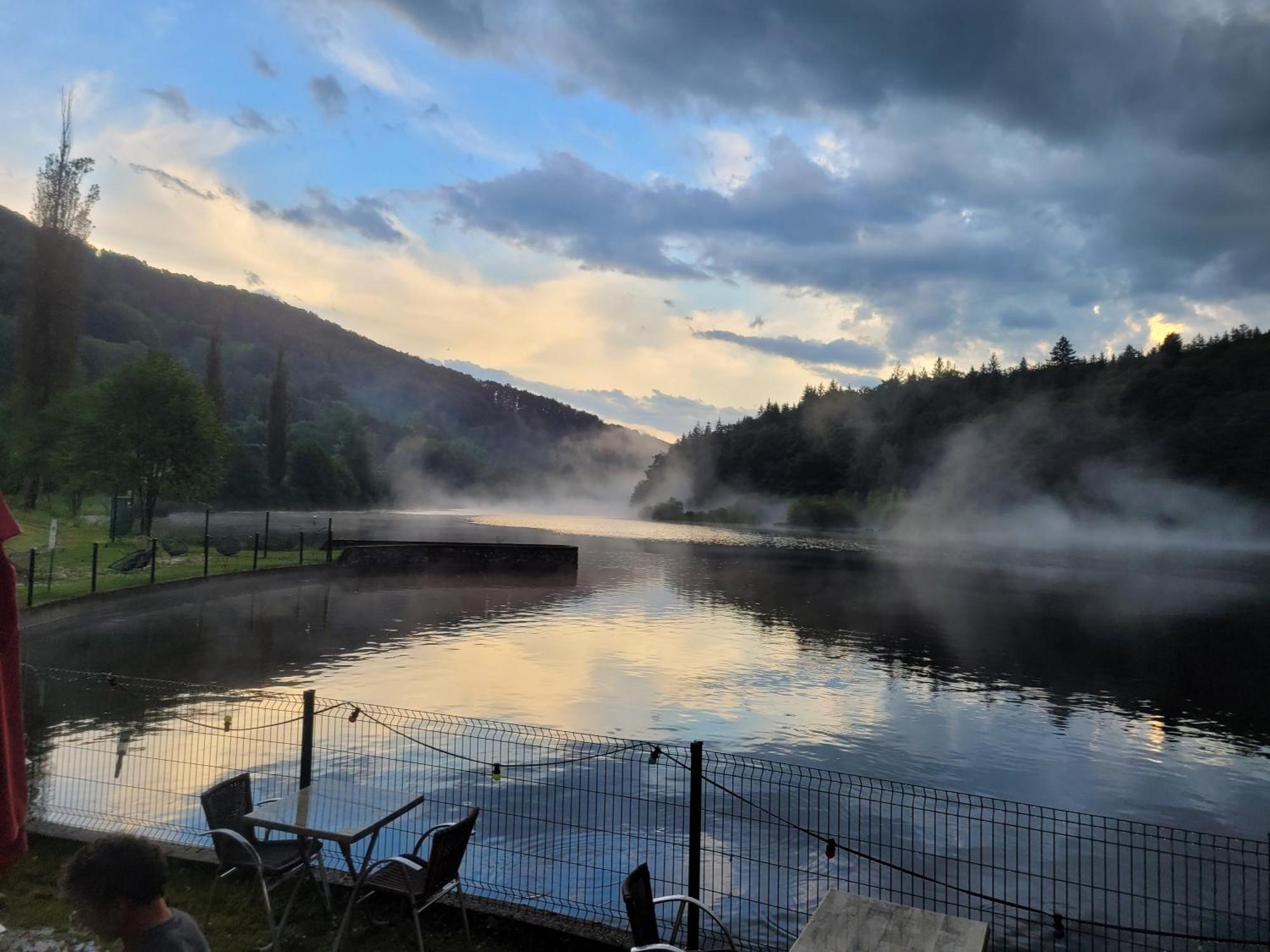 Le Lac Des Moines Hotel Condat  Bagian luar foto