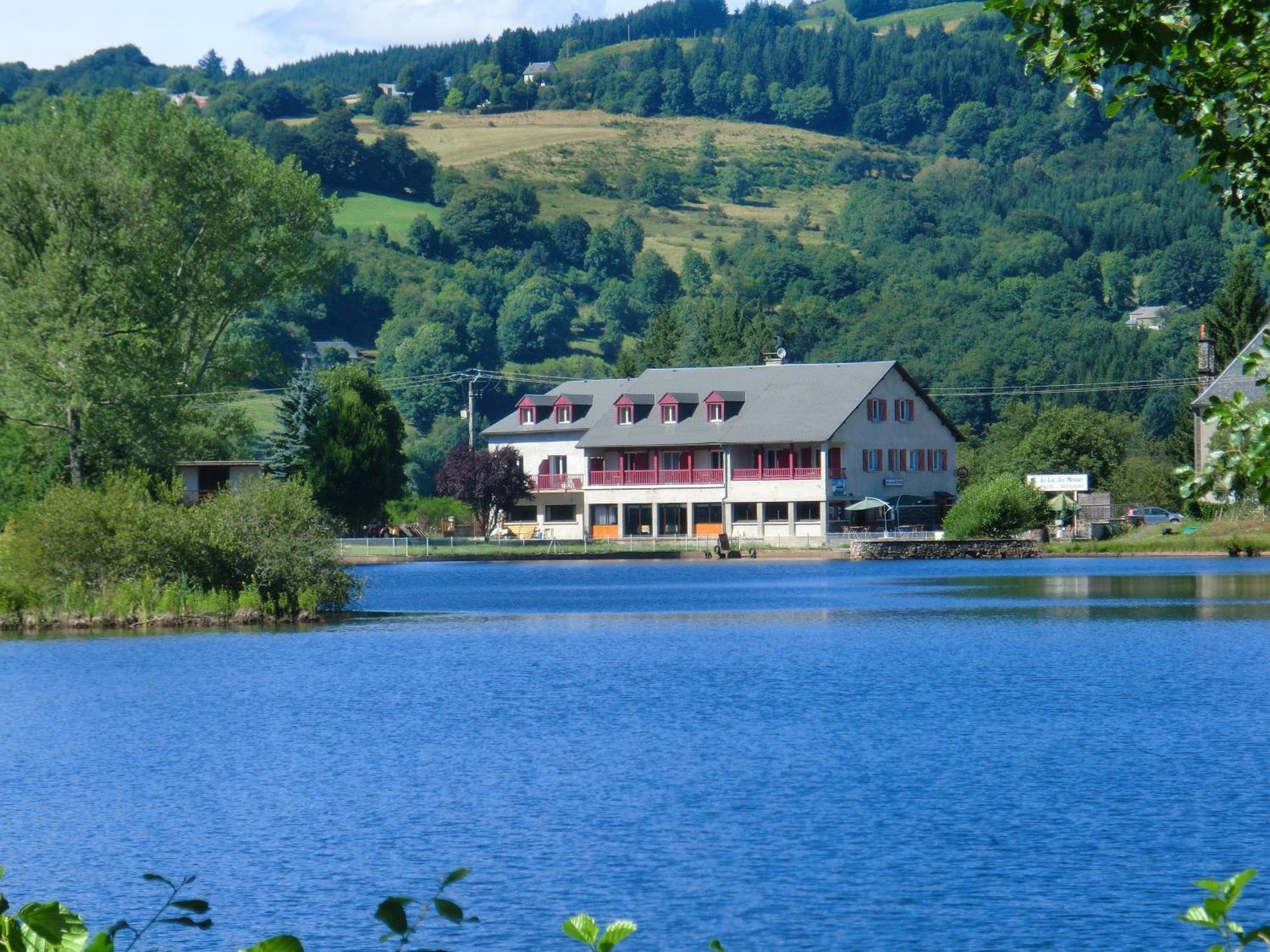 Le Lac Des Moines Hotel Condat  Bagian luar foto