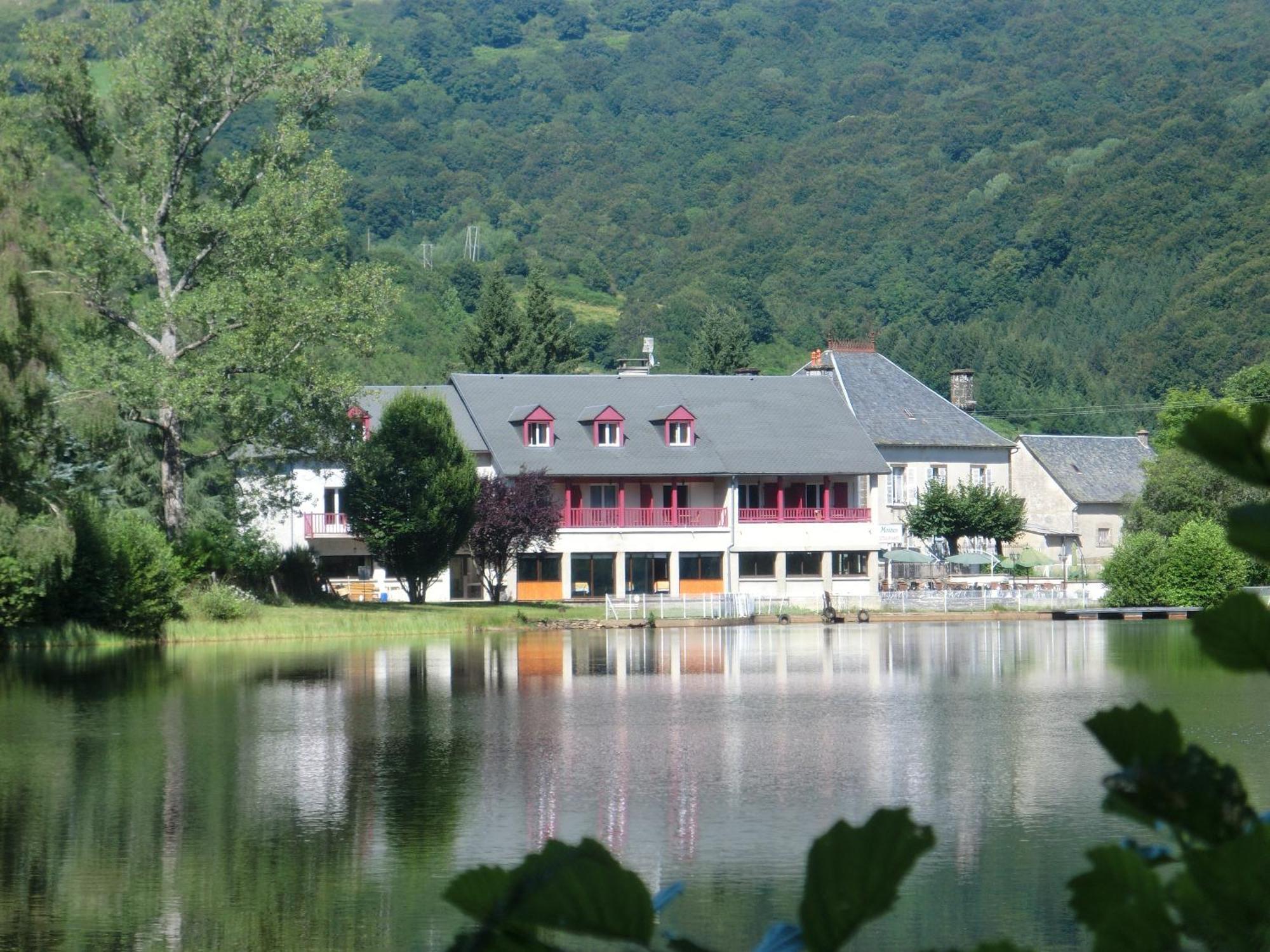 Le Lac Des Moines Hotel Condat  Bagian luar foto